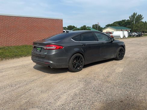 Used 2017 Ford Fusion SE w/ Fusion SE Technology Package FWD image 4