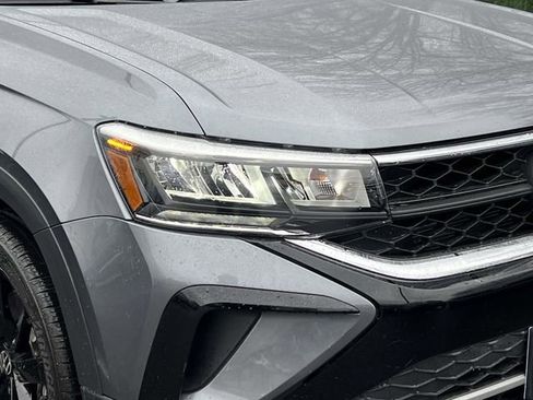 Certified 2022 Volkswagen Taos SE image 9