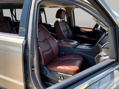 Used 2019 Cadillac Escalade ESV Luxury AWD/4WD image 9