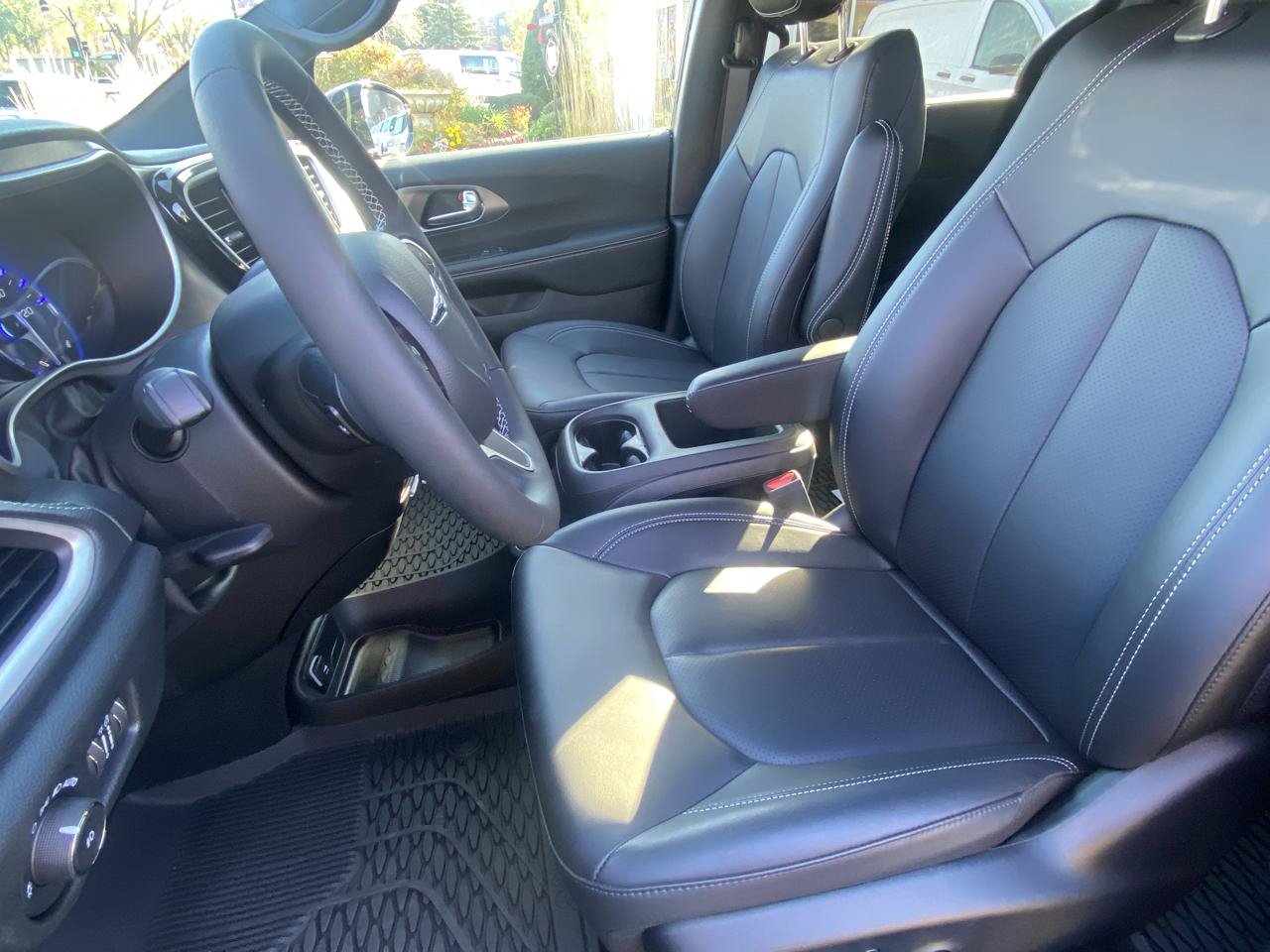 Used 2025 Chrysler Pacifica Select AWD/4WD image 10