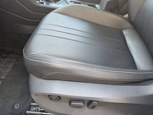 Used 2023 Volkswagen Tiguan SE w/ Panoramic Sunroof Package FWD image 21