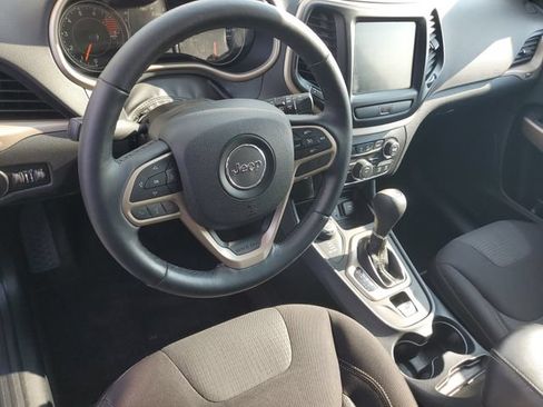 Used 2017 Jeep Cherokee Latitude w/ Cold Weather Group AWD/4WD image 12