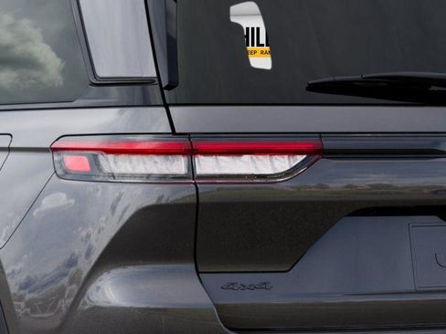 New 2025 Jeep Grand Cherokee Altitude image 9