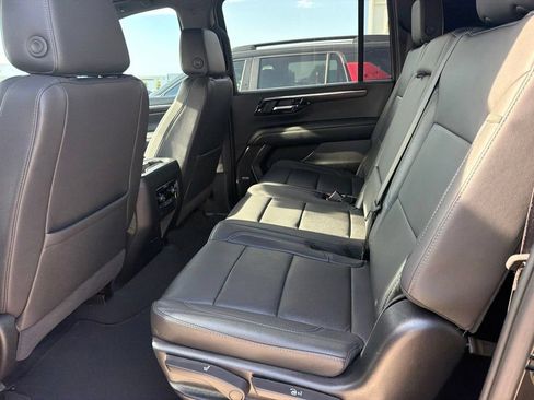 Used 2025 Chevrolet Suburban LT w/ Comfort Package RWD image 9