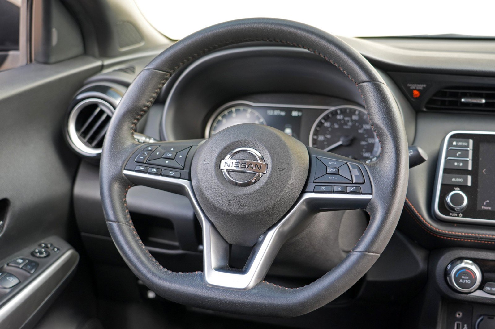 Used 2020 Nissan Kicks SR FWD image 17