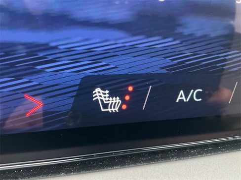 Used 2025 Chevrolet Traverse LT image 22