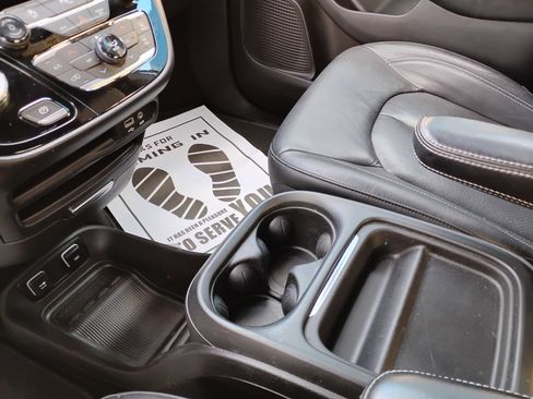 Used 2020 Chrysler Pacifica Touring-L w/ S Appearance Package image 13