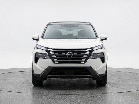 Used 2025 Nissan Rogue SV image 2