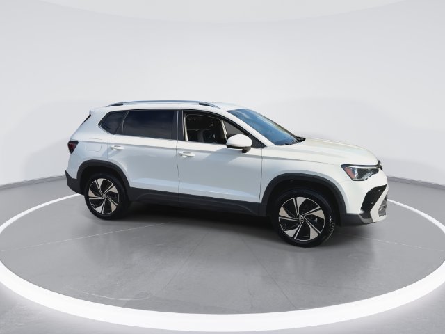 Used 2025 Volkswagen Taos SE AWD/4WD image 2