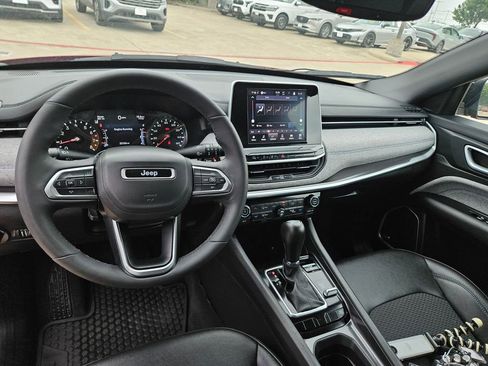 Used 2025 Jeep Compass Latitude w/ Sun & Sound Group AWD/4WD image 16