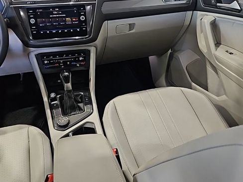 Used 2024 Volkswagen Tiguan SE w/ Panoramic Sunroof Package image 24