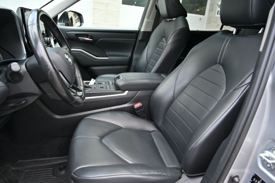 Used 2021 Toyota Highlander XLE AWD/4WD image 16