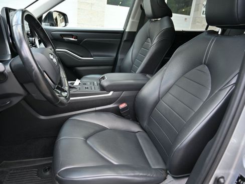 Used 2021 Toyota Highlander XLE AWD/4WD image 16