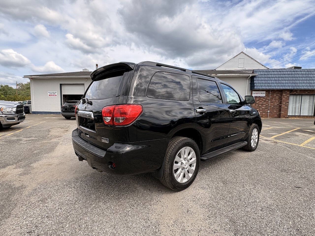 Used 2011 Toyota Sequoia Platinum AWD/4WD image 8