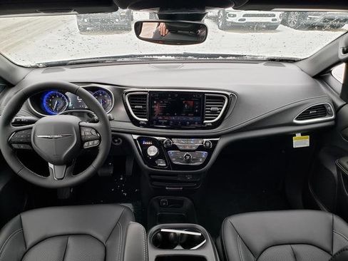 New 2026 Chrysler Pacifica Select w/ S Appearance Package image 8