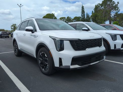 Certified 2025 Kia Sorento S w/ Panoramic Sunroof Package image 2