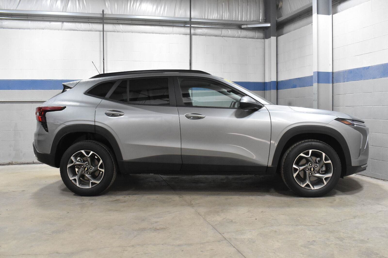 Used 2025 Chevrolet Trax LT FWD image 25