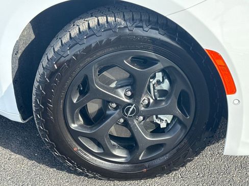 Used 2024 Chrysler Pacifica Premium image 9