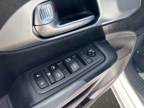 Used 2021 Chrysler Pacifica Touring w/ S Appearance Package FWD image 16