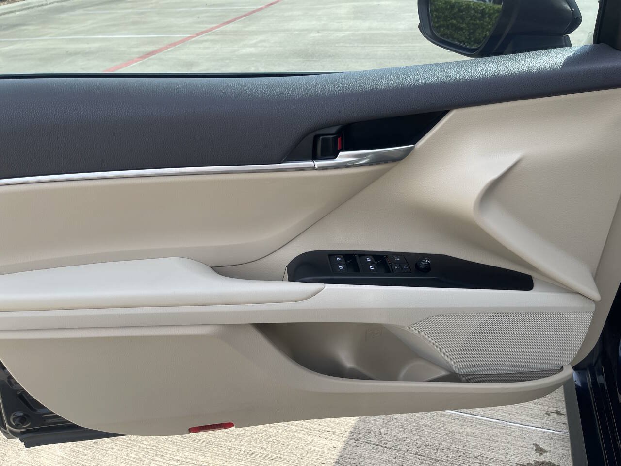 Used 2020 Toyota Camry LE FWD image 4