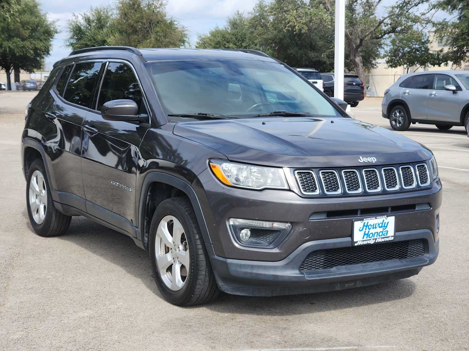 Used 2018 Jeep Compass Latitude FWD image 3