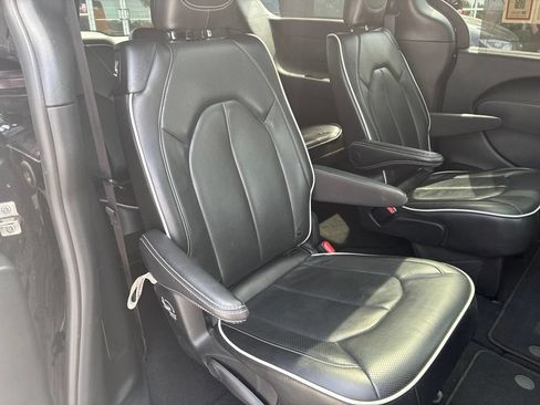 Used 2025 Chrysler Pacifica Limited FWD image 18