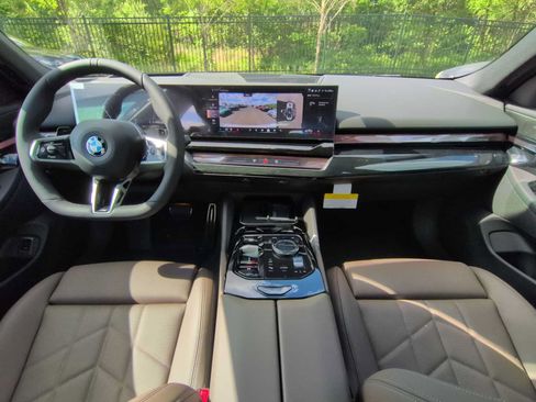 Used 2027 BMW 530i xDrive w/ M Sport Package AWD/4WD image 16