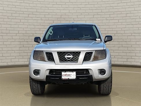 Used 2018 Nissan Frontier SV image 2
