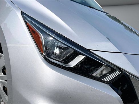 Used 2020 Nissan Versa S FWD image 30