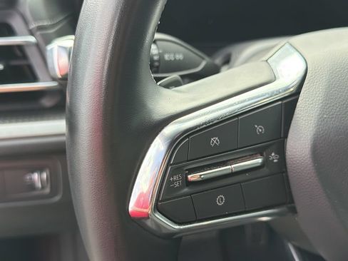 Used 2025 Chevrolet Traverse LT FWD image 16