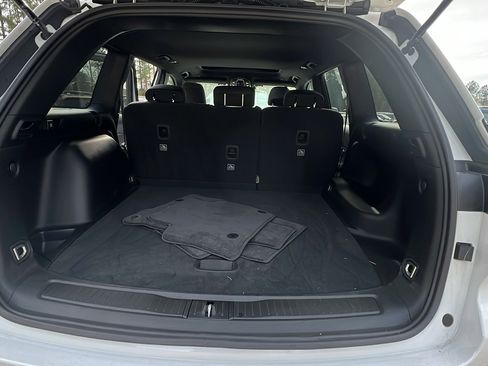 Used 2024 Jeep Grand Cherokee Laredo X image 13