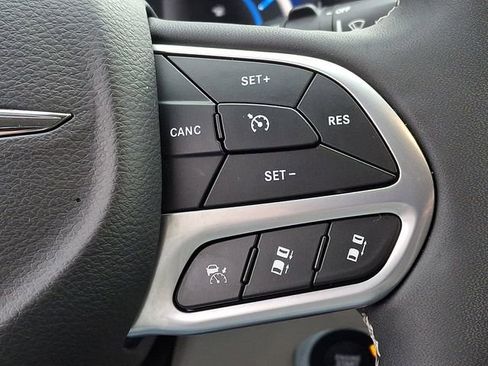 Used 2023 Chrysler Pacifica Touring-L image 22