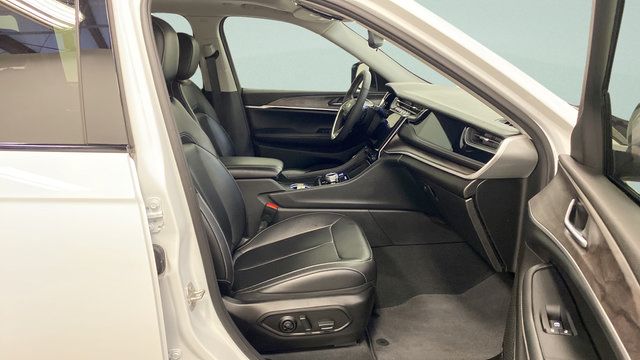 Used 2023 Jeep Grand Cherokee Limited AWD/4WD image 31