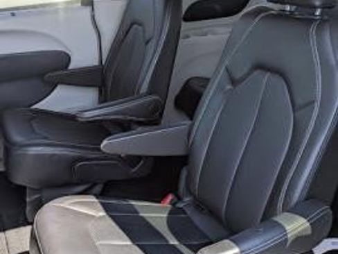Used 2024 Chrysler Pacifica Touring-L FWD image 17