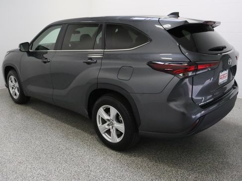 Used 2025 Toyota Highlander LE FWD image 9