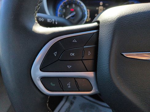 Used 2024 Chrysler Pacifica Touring-L image 17