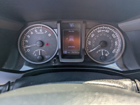 Used 2019 Toyota Tacoma TRD Off-Road w/ Technology Package AWD/4WD image 15