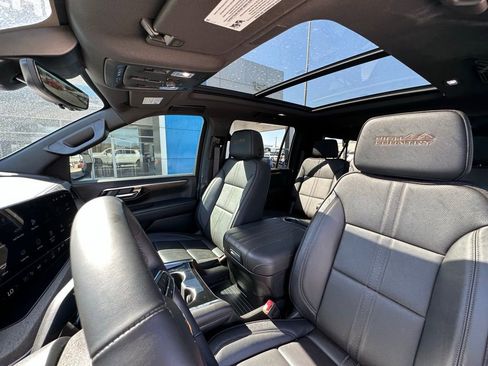 Used 2025 Chevrolet Suburban High Country image 34