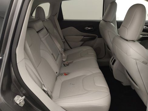 Used 2019 Jeep Cherokee Limited FWD image 19