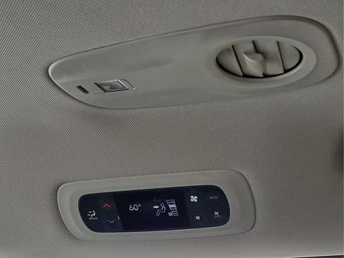 Used 2022 Chrysler Pacifica Touring-L FWD image 11