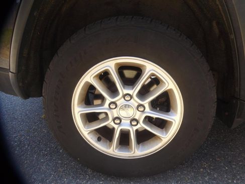 Used 2018 Jeep Grand Cherokee Laredo AWD/4WD image 12