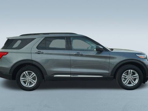 Used 2022 Ford Explorer XLT w/ Equipment Group 202A image 10