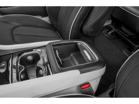 Used 2023 Chrysler Pacifica Touring-L FWD image 15