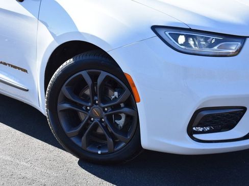 Used 2024 Chrysler Pacifica Touring-L w/ Uconnect Theater Family Group image 3