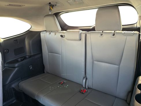 Used 2023 Toyota Highlander Limited image 12