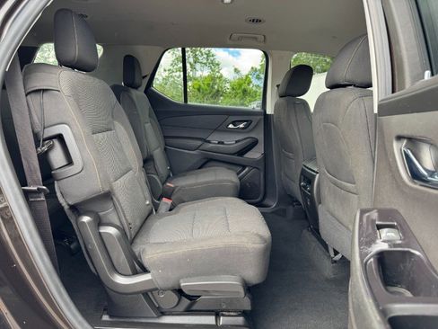 Used 2018 Chevrolet Traverse LT FWD image 19