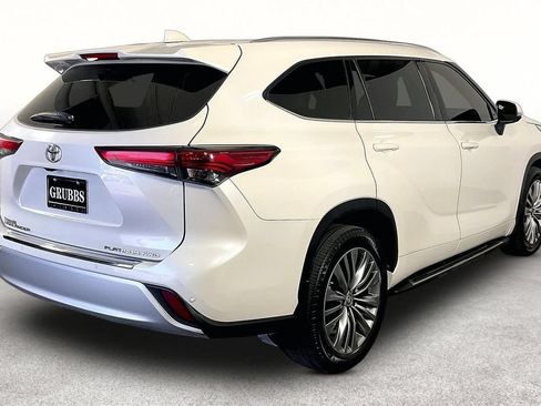 Used 2020 Toyota Highlander Platinum AWD/4WD image 2
