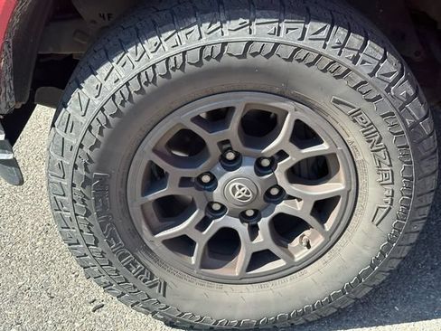 Used 2018 Toyota Tacoma SR5 AWD/4WD image 16