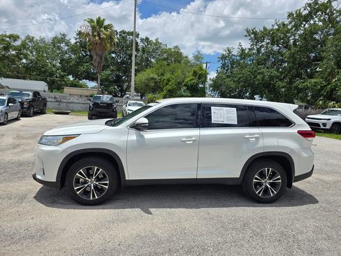 Used 2019 Toyota Highlander LE AWD/4WD image 3