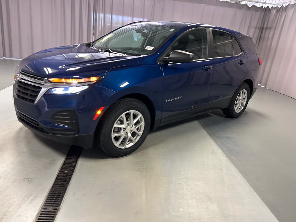 Used 2023 Chevrolet Equinox LS w/ LS Convenience Package FWD image 3